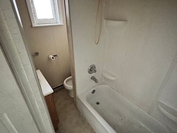 5th image of 801 W Pleasant St