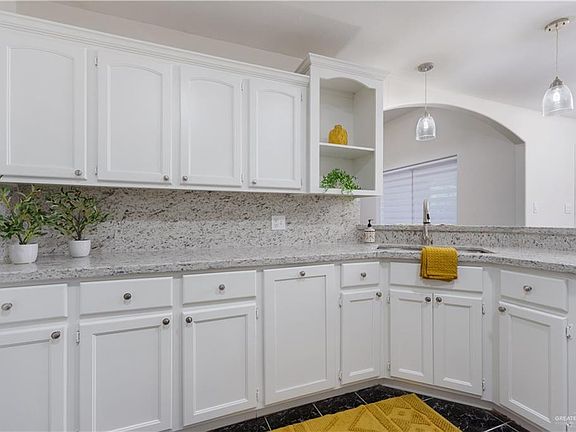 4th image of 4207 Hill Crest Dr