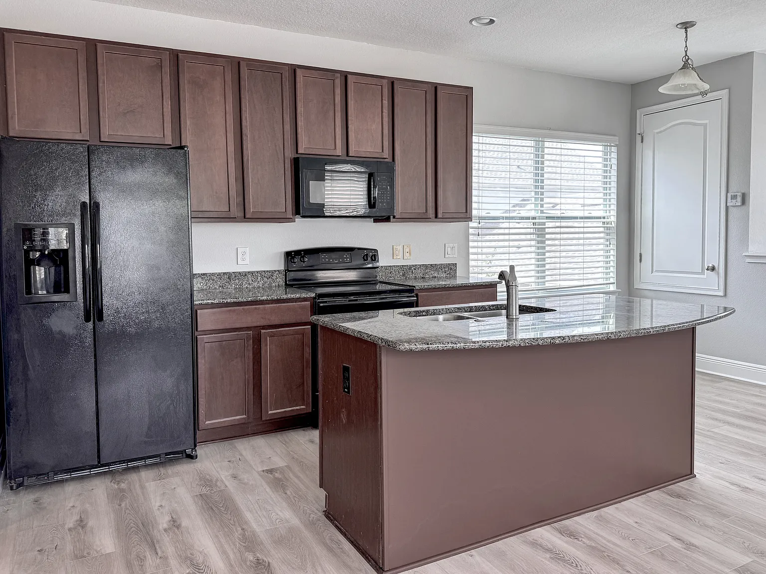 1 bed, 760 sqft, $1,800 — Photo 4