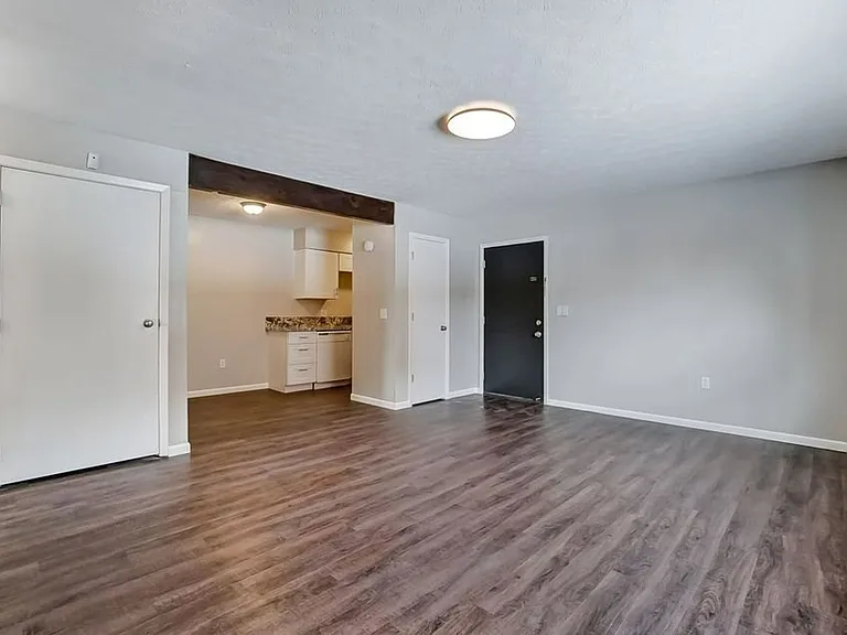 722 Collins Ave — Photo 8