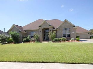 206 Moss Rose Ln, Lake Jackson, TX 77566