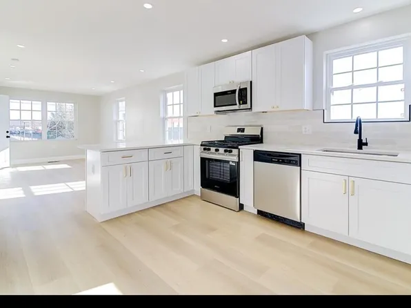 14 Robin St #1, Providence, RI 02908