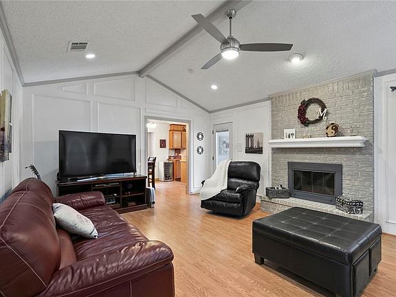5th image of 824 Broadmoor Dr