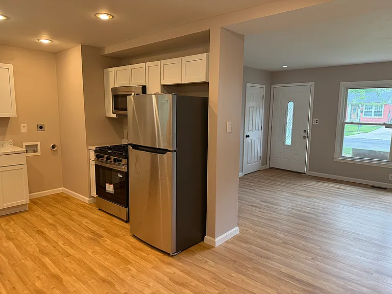 635 Edith Rd — Photo 3