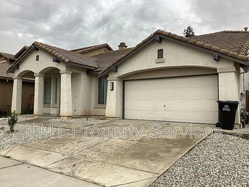 4 bed, 2.0 bath, 1777 sqft, $2,985 — Photo 2