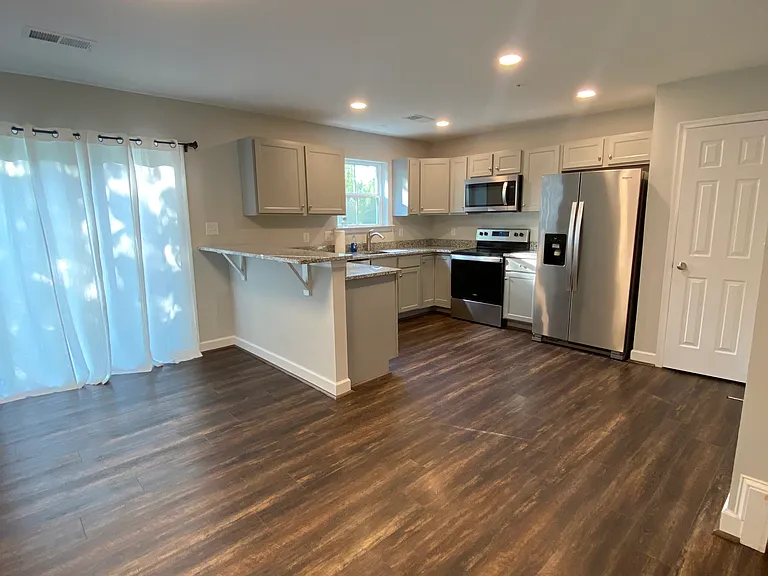 304 Bethune Dr — Photo 2