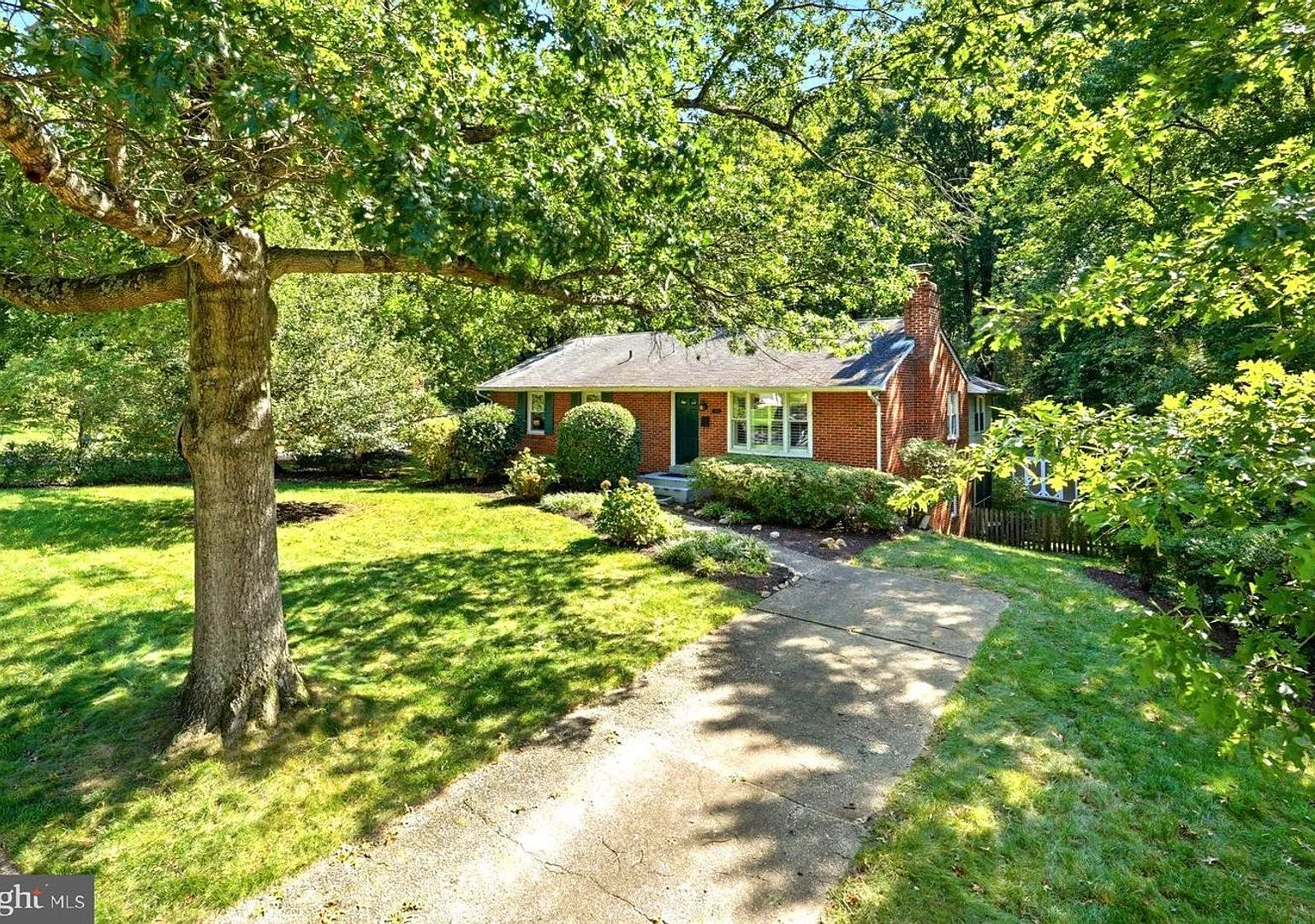 Lovely, updated rambler with finished walk-out basement! — Photo 2