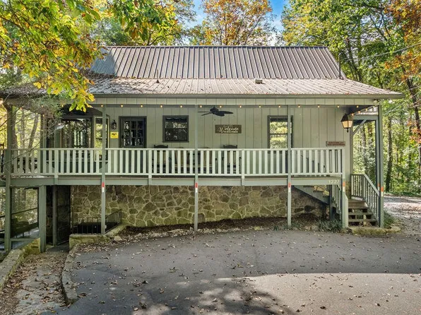 3227 Holly Ln, Pigeon Forge, TN 37862