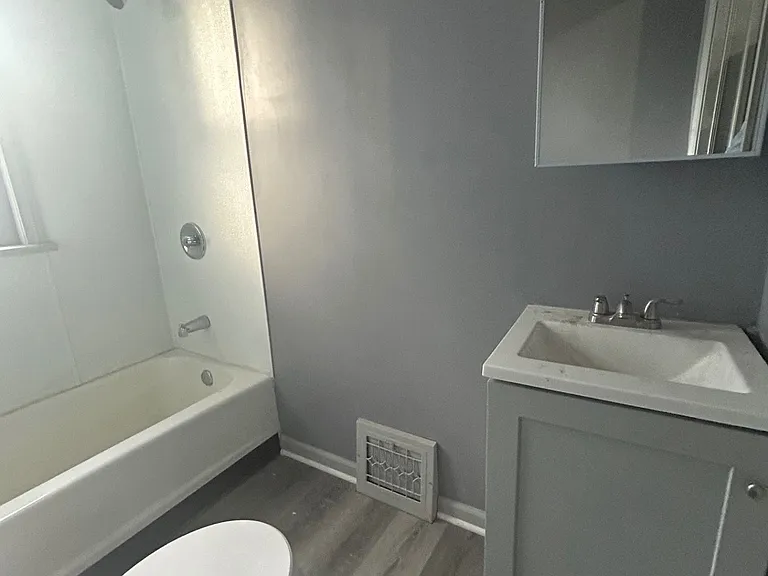 4019 Newark Ave — Photo 6