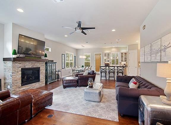 3rd image of 300 Cowal Dr N
