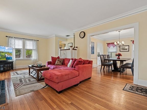 5th image of 21 Midland Dr