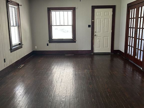 2nd image of 1118 W 2nd St