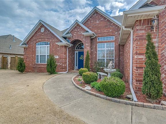 3rd image of 300 S Sundown Dr