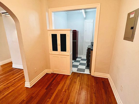 5th image of 2420 1/2 N Robinson Ave APT 11