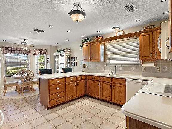 5th image of 1122 Chaparral Dr