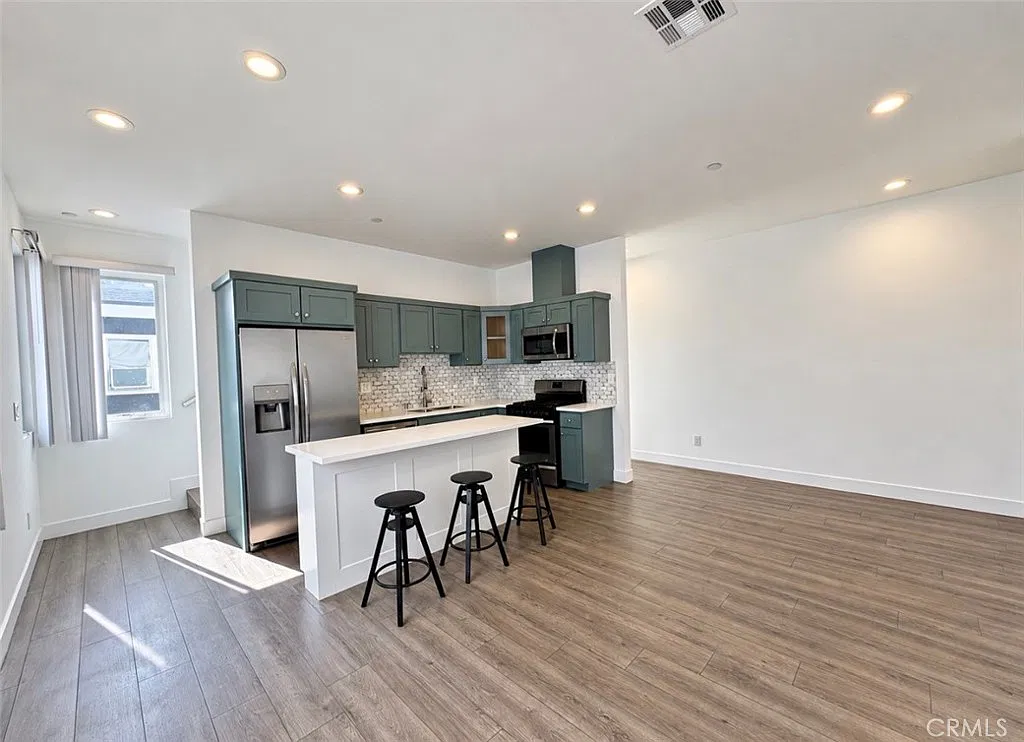3 bed, 1382 sqft, $3,495 — Photo 3