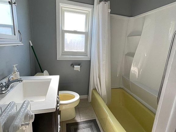5th image of 110 Beverly Ave