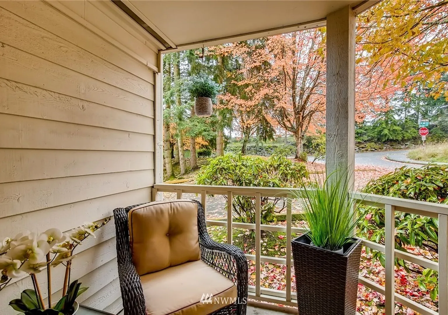 2 Bedroom Corner Unit, Excellent Location!! — Photo 1