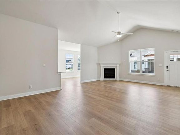 4th image of 2144 Edwin Dr
