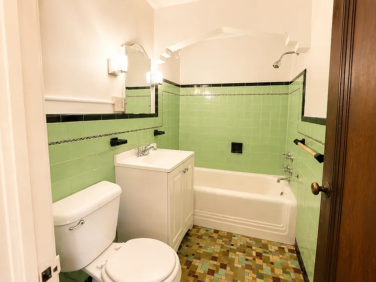 Grand Ave Apartments — Photo 23