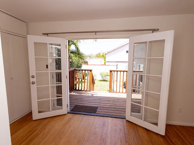 446 S La Peer Dr — Photo 12