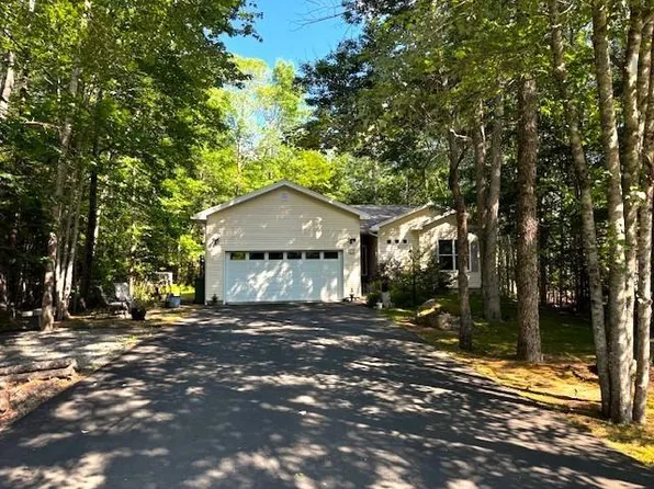 374 Brady St, Bridgewater, NS B4V 3W4