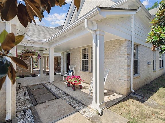 3rd image of 1065 W Montebello Cir