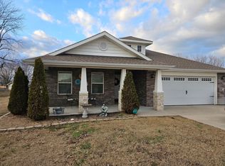 3042 Fairway Cir, Neosho, MO 64850