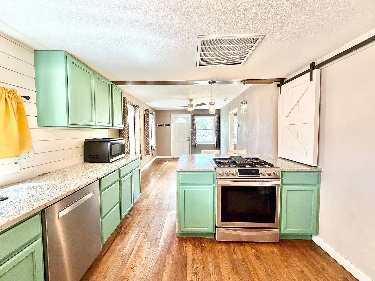 Cute Englewood Bungalow — Photo 2