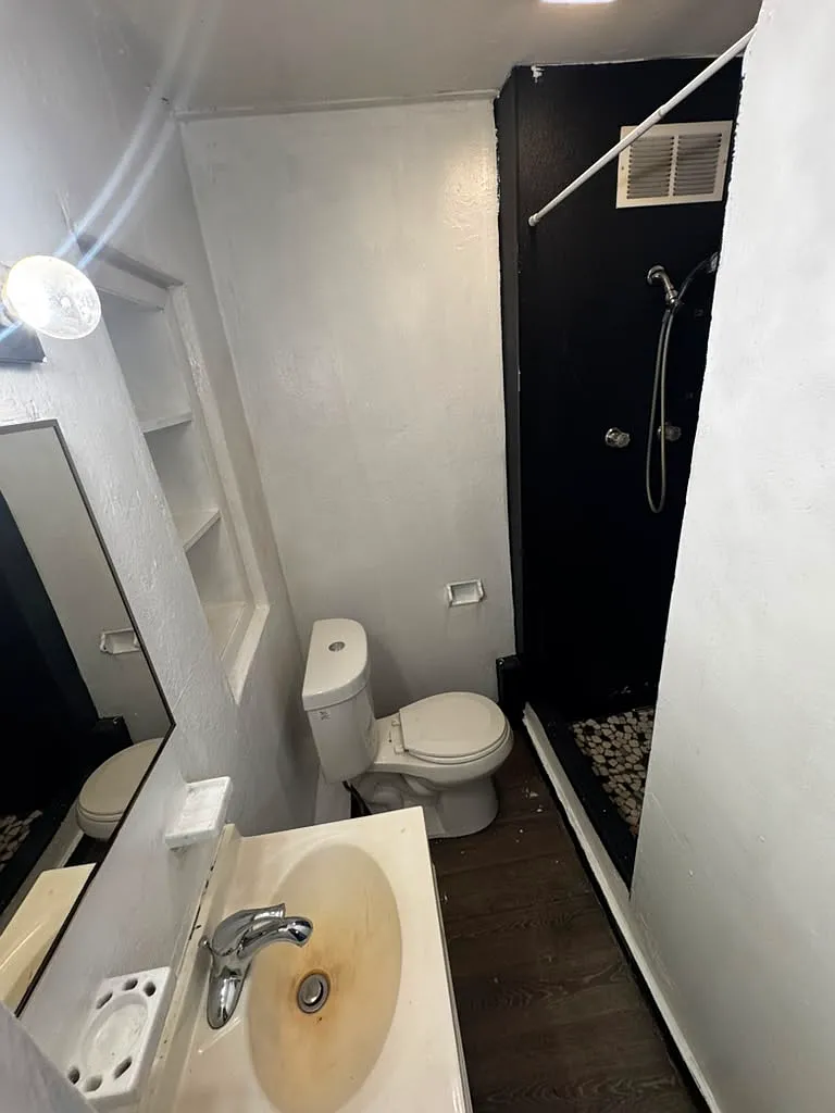 Studio, $900 — Photo 3