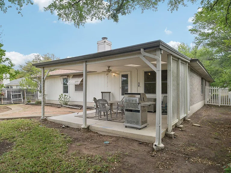 1300 Leah Ln — Photo 37
