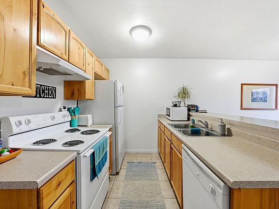 2nd image of 811 S Main St