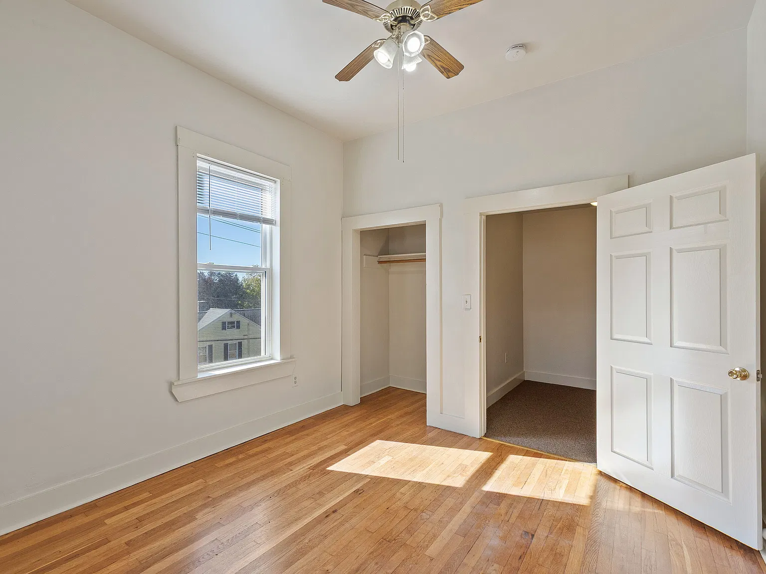 3 bed, 1.5 bath, 1200 sqft, $2,600 — Photo 2