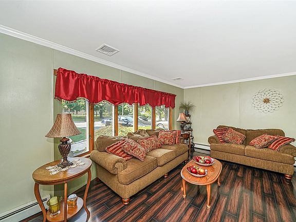 3rd image of 4 Bradley Dr