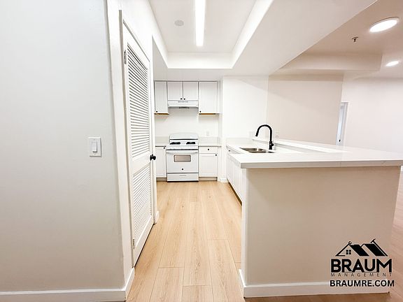3rd image of 11035 Moorpark St APT 102