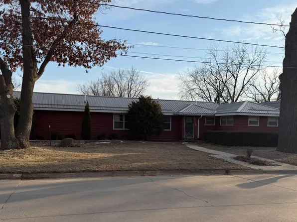 1117 3rd St NE, Independence, IA 50644