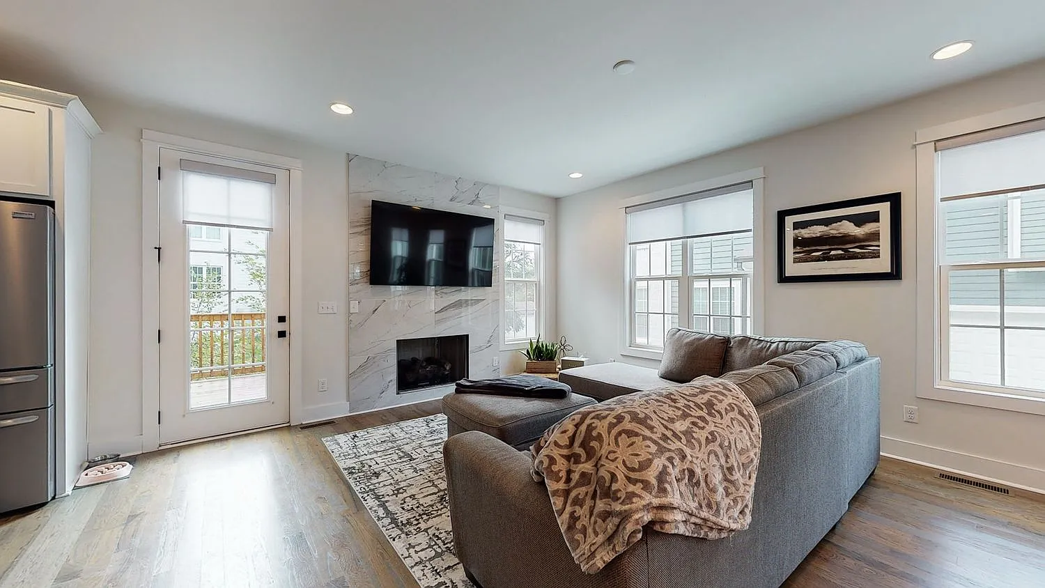4 bed, 3.5 bath, 2261 sqft, $3,800 — Photo 3