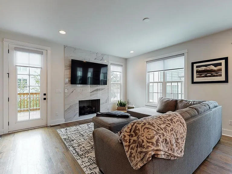 6119A Neighborly Ave — Photo 3