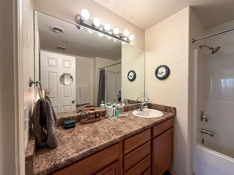 1 E 6th Ave #1 — Photo 11