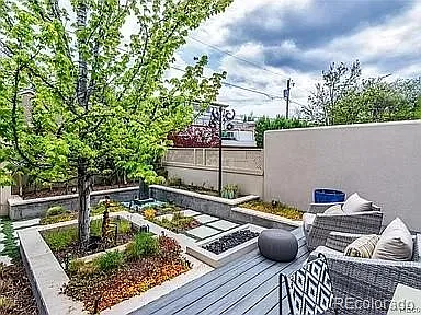 250 Adams St — Photo 25