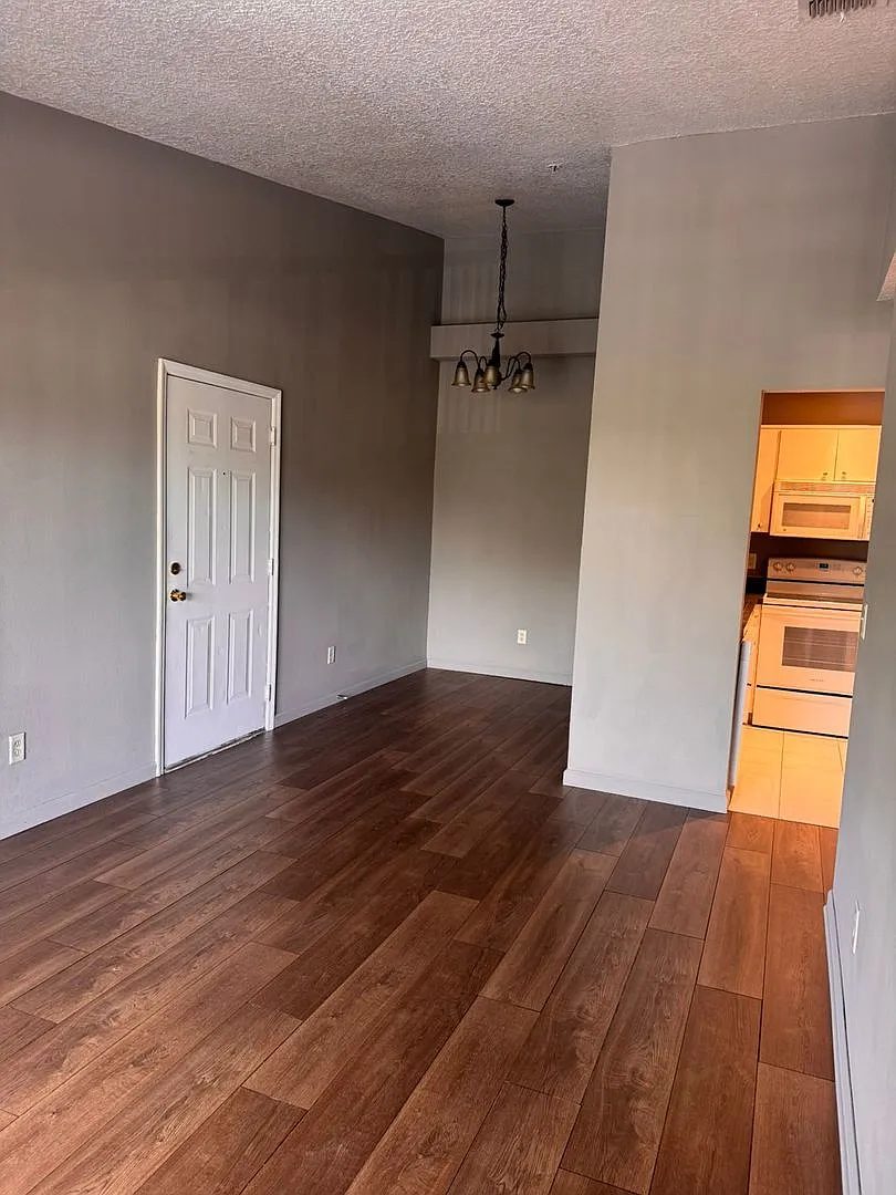 Building Photo - 1132 S Pine Ridge Cir #108