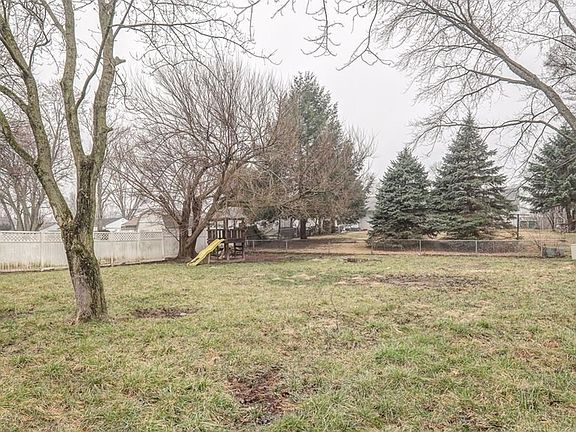 3rd image of 907 Applewood Dr