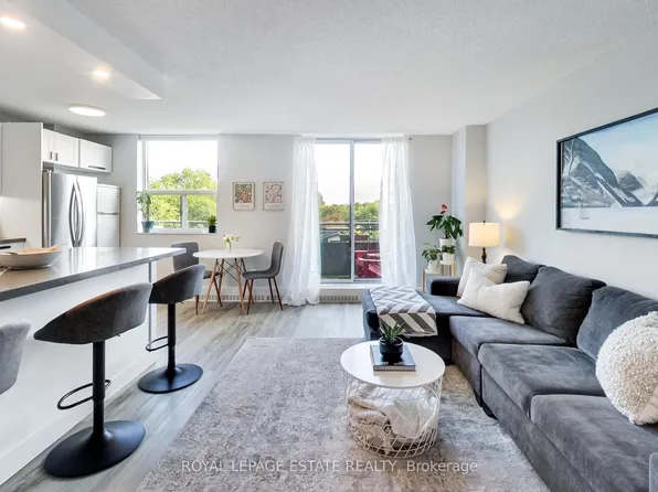 1071 Woodbine Ave #311, Toronto, ON M4C 4C2