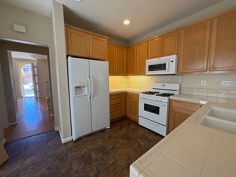 546 Almanor St — Photo 7