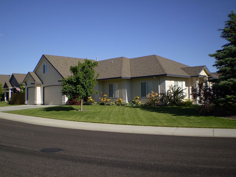 Large Fenced yard 