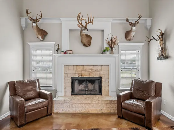 275 N Quail Run Dr, West, TX 76691