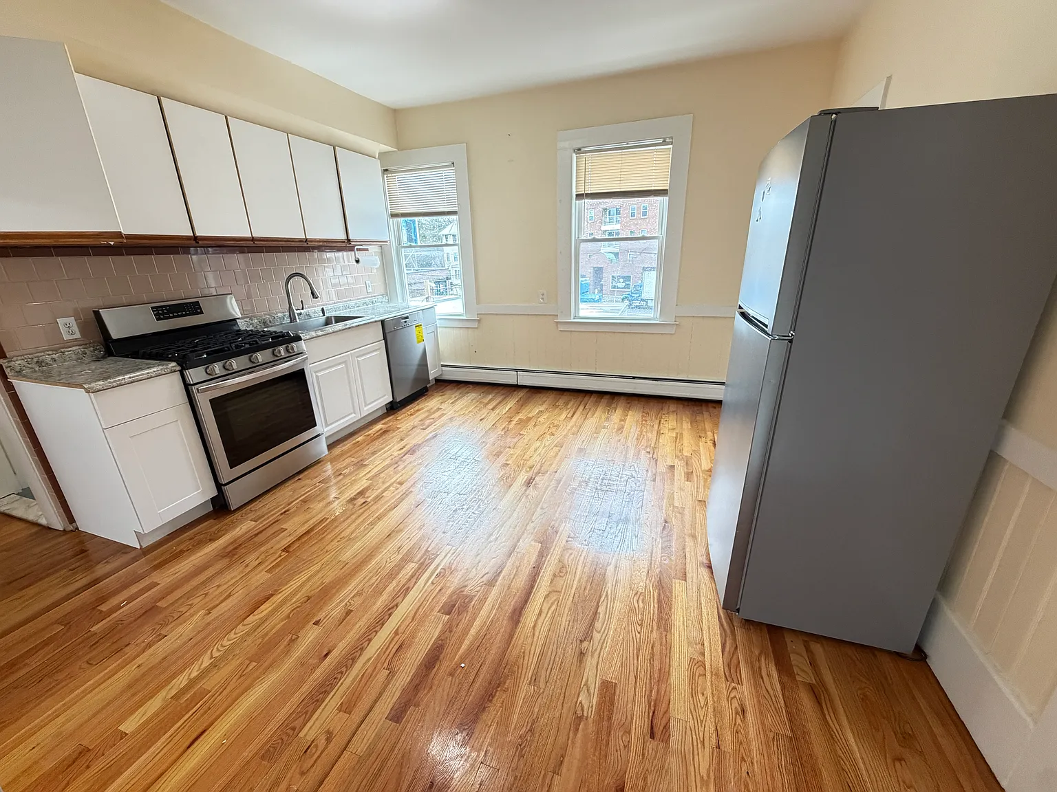 2 bed, 1.0 bath, 1200 sqft, $3,300 — Photo 2