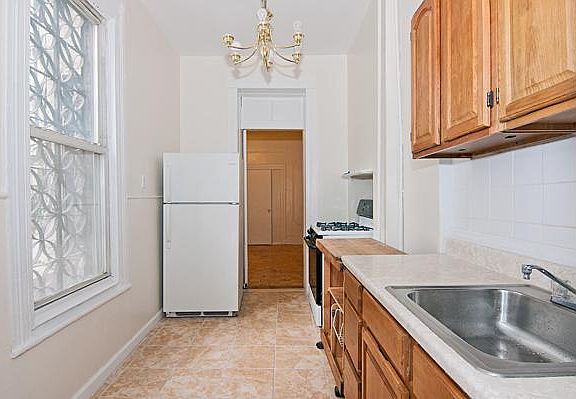 4th image of 584 Washington Ave #2