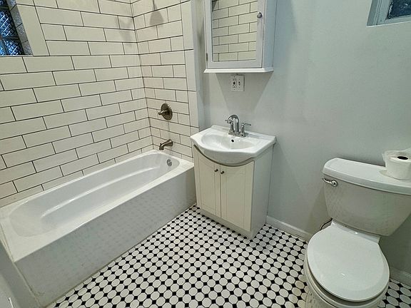 5th image of 2301 W Grand Ave APT 1R
