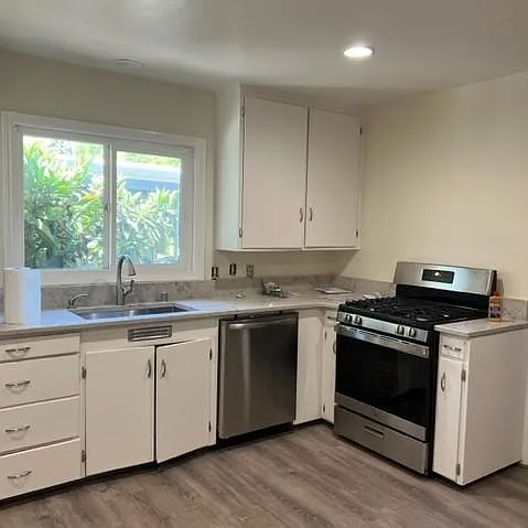 Building Photo - 320 Lomitas Ln